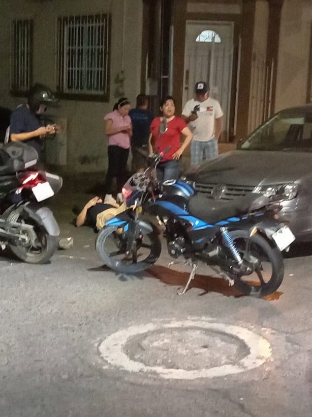 Motociclista es embestido por auto en colonia de Xalapa