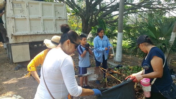 Padres de familia y alumnos de primaria se suman al rescate de la Laguna de Lagartos en Veracruz