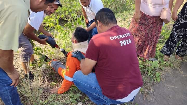 Dos jóvenes heridos tras choque frontal de motocicletas en Paso de Ovejas