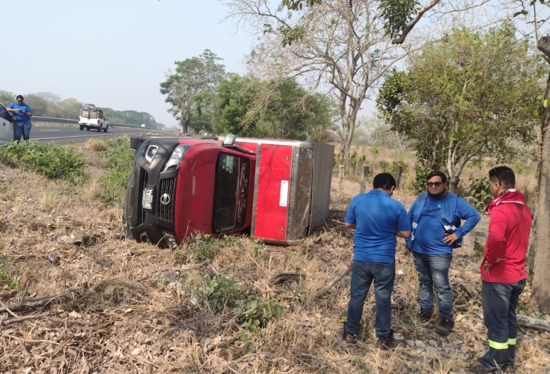 Volcadura de camioneta en carretera Veracruz-Córdoba solo deja daños materiales
