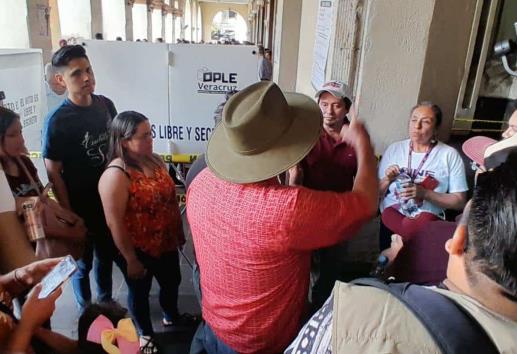 Elecciones 2024: ¡Queremos votar! Protestan en casilla especial del Palacio de Gobierno en Xalapa