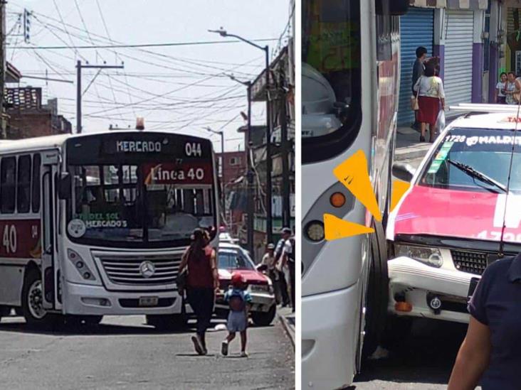 Fuerte choque entre taxi y urbano el centro de Orizaba