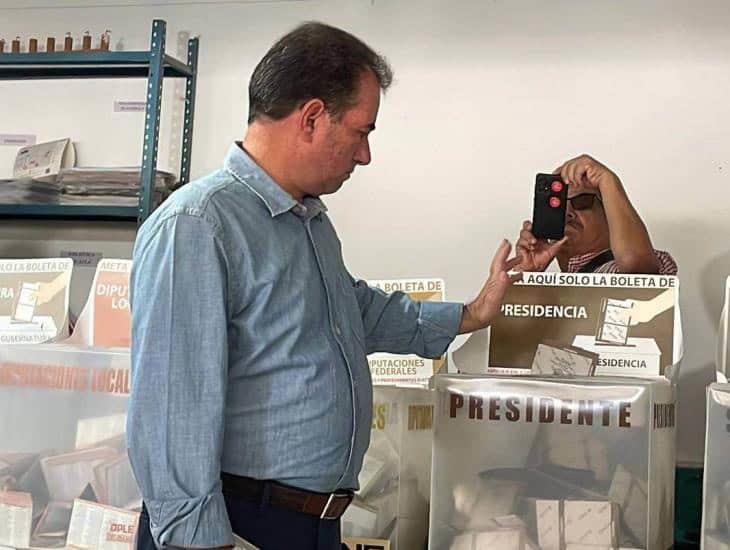 Pepe Yunes emite su voto en Perote; exhorta a ciudadanos a votar en completa liberad