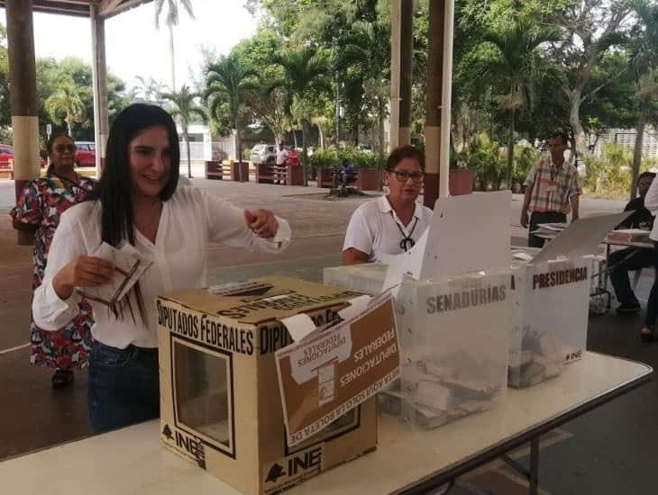 Mónica de Hombre Carranza emite su voto en Coatzacoalcos y llora de alegría | VIDEO