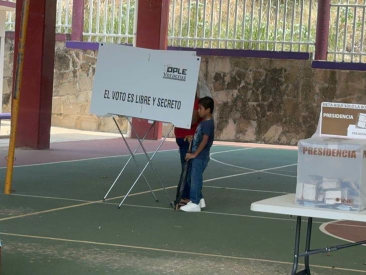 Electores acuden con sus hijos a las casillas en Coatzacoalcos; les enseñan la actividad democrática | VIDEO