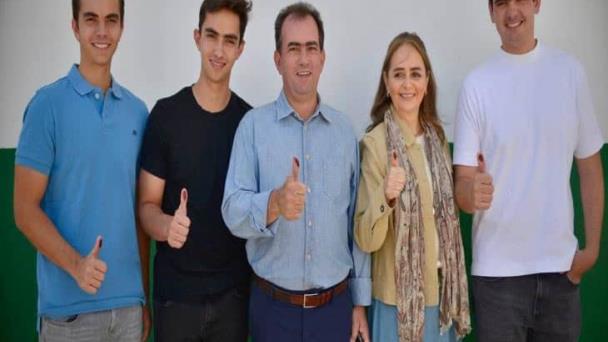 Pepe Yunes vota en Perote y llama a veracruzanos a participar en elecciones 2024 – Imagen de Veracruz