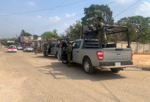 Sujetos armados intimidan a electores en zona de Acayucan; los despojan de credenciales I VIDEO