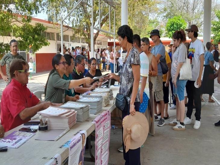 Se registra larga fila en casilla especial de Medellín de Bravo 