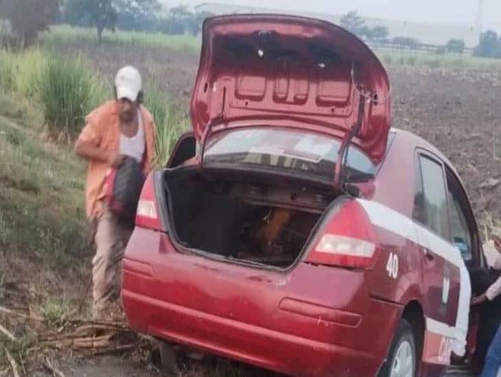 Taxista de Úrsulo Galván pierde el control y termina fuera del camino