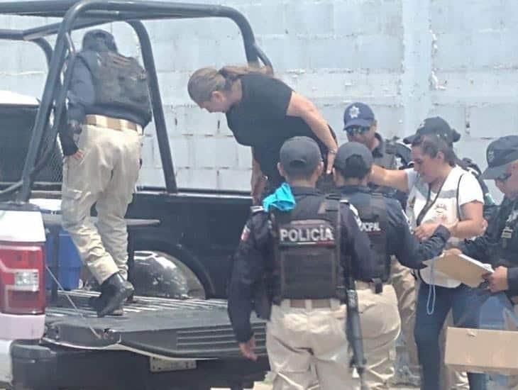Presuntas encuestadoras son detenidas con papeletas falsas en Coatzacoalcos