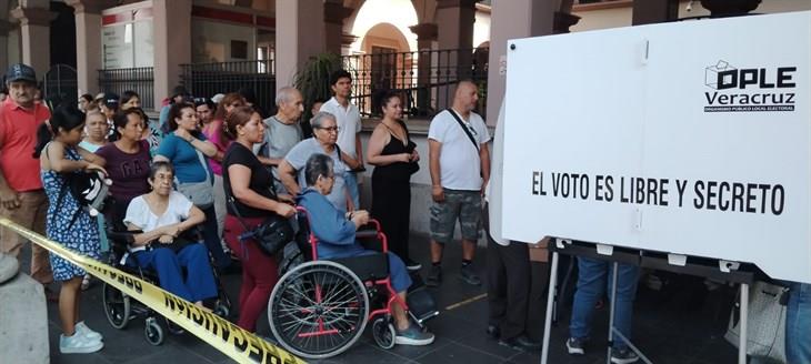En Xalapa, mujer sufre golpe de calor mientras esperaba turno para votar