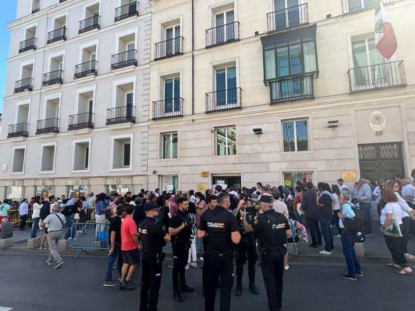 Protestan en casilla especial en España; más de 10 horas para emitir su voto | VIDEO