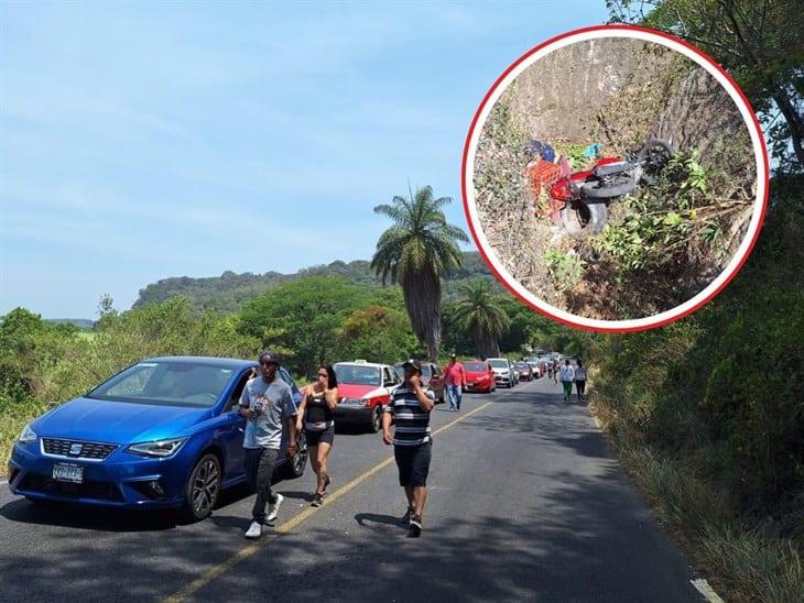 Muere motociclista al derrapar en la carretera Coatepec-Tlaltetela