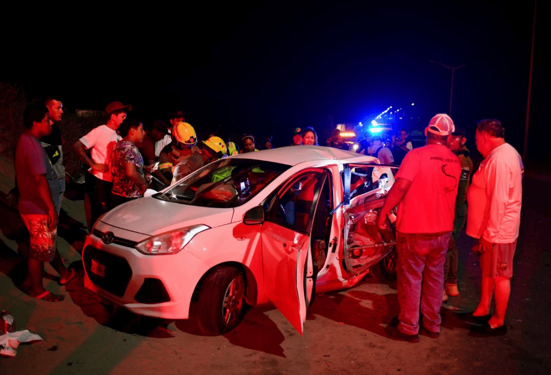 Fuerte accidente en la Riviera Veracruzana deja heridos y niña prensada en un auto | VIDEO