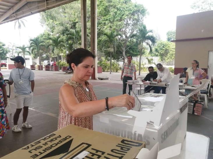 Mónica Robles acude a votar e invita a ejercer este derecho fundamental