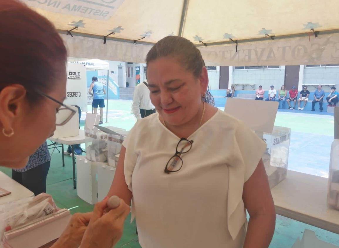 La candidata Martha Gabriela Fernández de León lloró de emoción tras realizar su voto
