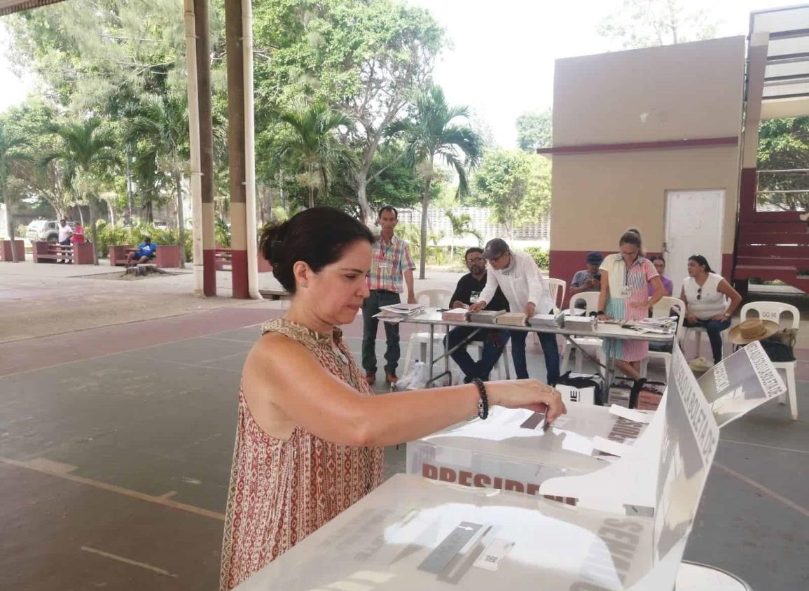Estamos cumpliendo con nuestro derecho, en una jornada histórica  Mónica Robles acude realizar su voto I VIDEO