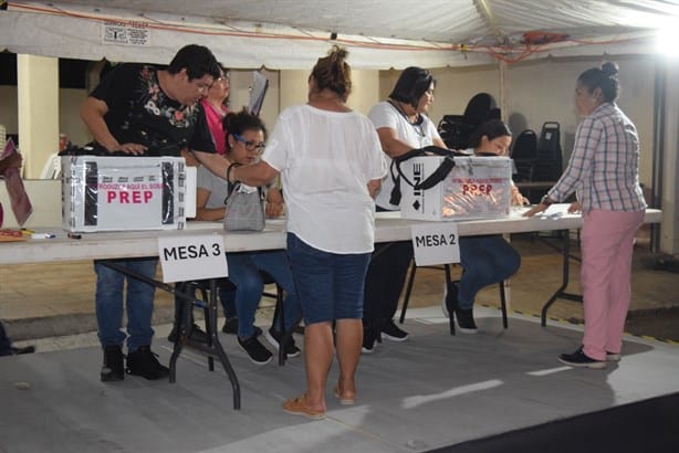 Llegan los primeros paquetes electorales al Distrito 04 del INE en Boca del Río