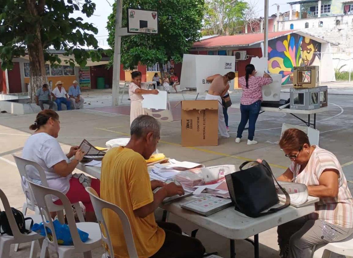 Retrasos en apertura de casillas electorales provocan molestia en Agua Dulce
