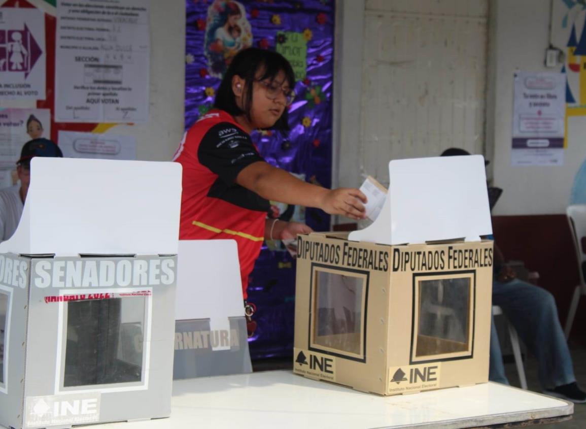 Acuden jóvenes a votar por primera vez en Agua Dulce | VIDEO