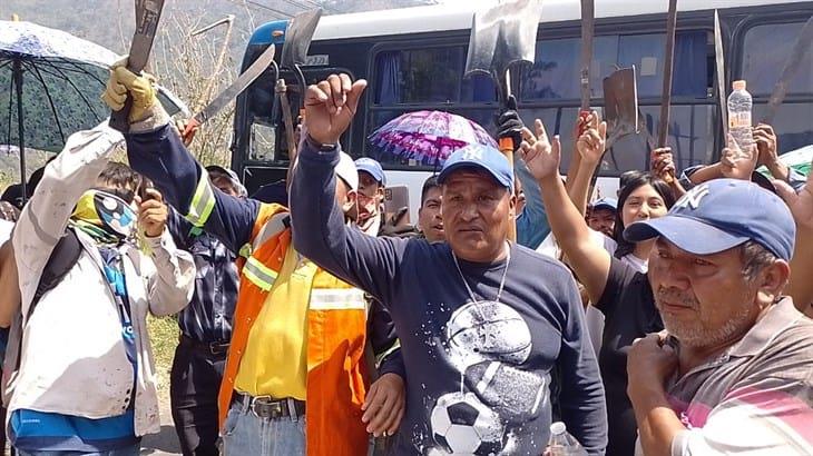 Bloquean carretera y cierran casillas en Tlilapan; exigen combate a incendio en el Cerro Zocatecatl