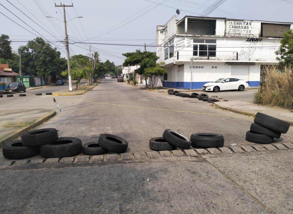 Molestos por la falta de agua, ciudadanos bloquean avenida Juan Escutia ¡cambian voto por una pipa!