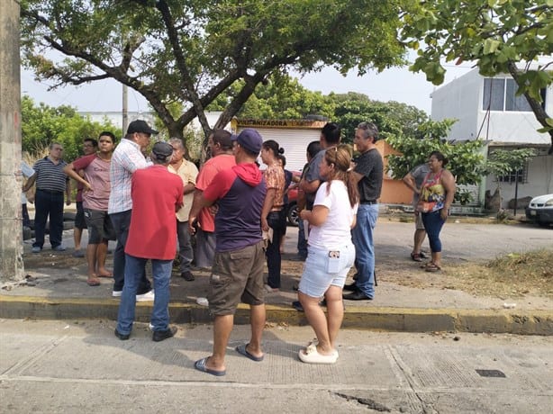 Molestos por la falta de agua, ciudadanos bloquean avenida Juan Escutia ¡cambian voto por una pipa!