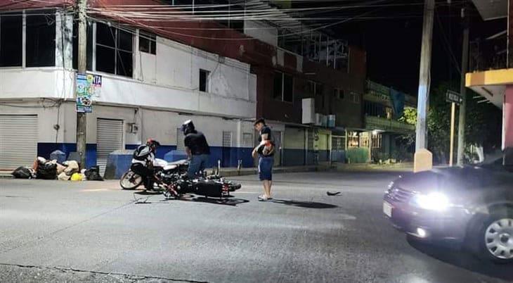 Se registra carambola de motociclistas en Martínez 