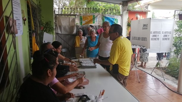 En Minatitlán esperan más de una hora para poder votar, abren tarde casillas para Elecciones 2024 I VIDEO