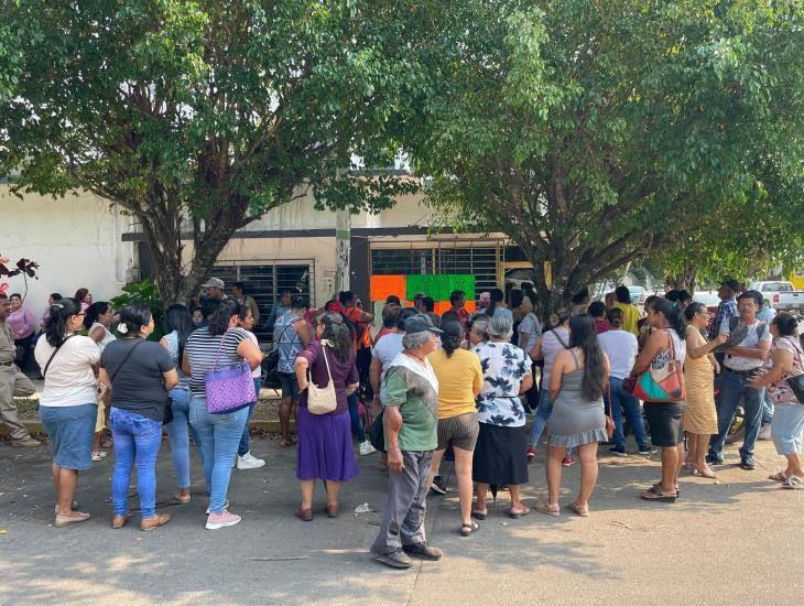 Protestan en Acayucan por falta de agua en diverssas colonias; impiden acceso a empleados de Caev | VIDEO