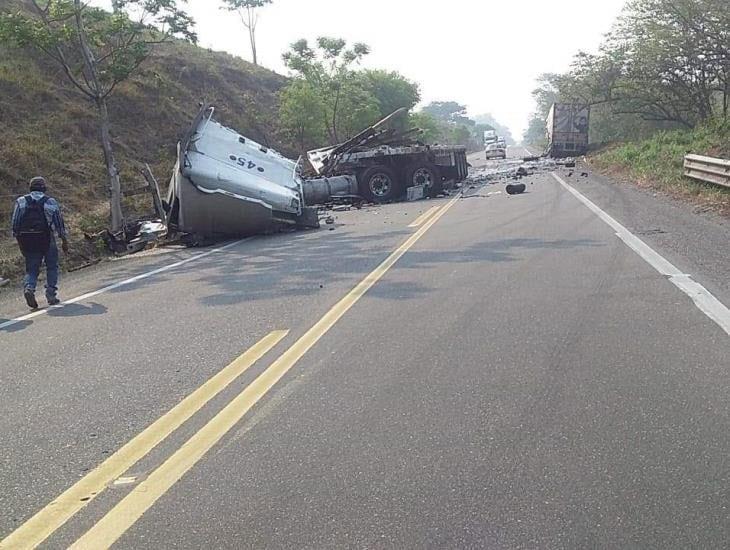Fuerte choque entre dos tractocamiones en autopista Las Choapas-Ocozocoautla deja una persona muerta