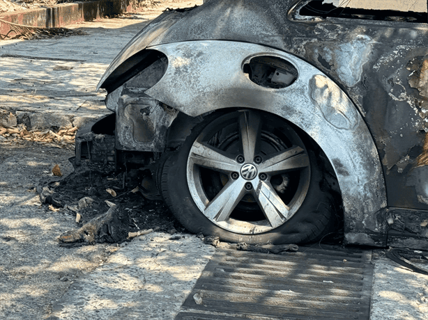 Vecinos alarmados por aparición de coche quemado en colonia Formando Hogar