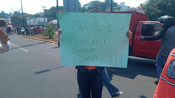 Bloquean carreteras por falta de apoyo de Gobierno de Veracruz contra incendios forestales