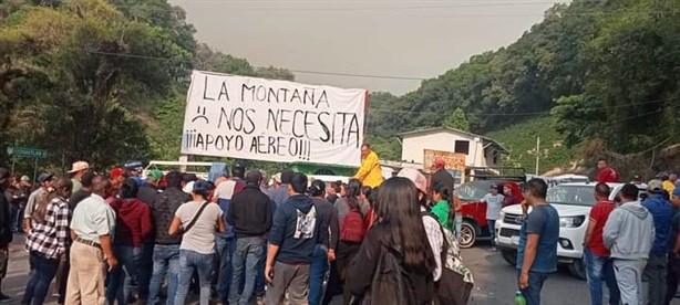 Bloquean carreteras por falta de apoyo de Gobierno de Veracruz contra incendios forestales