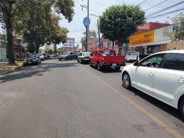 Por falta de agua desde hace 20 días, cierran avenida Miguel Alemán en Xalapa
