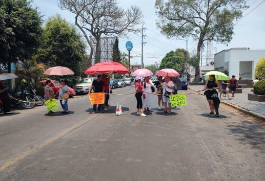 Por falta de agua desde hace 20 días, cierran avenida Miguel Alemán en Xalapa