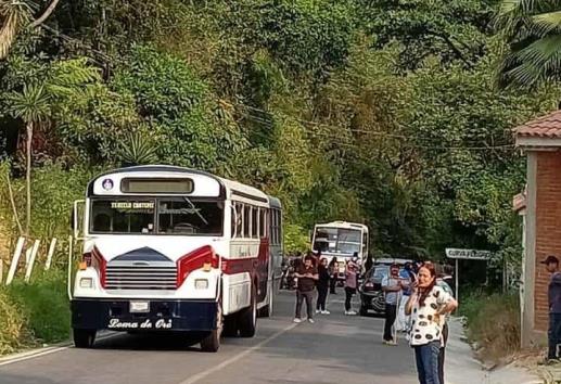 Suspenden servicio de transporte público por bloqueos en Coatepec