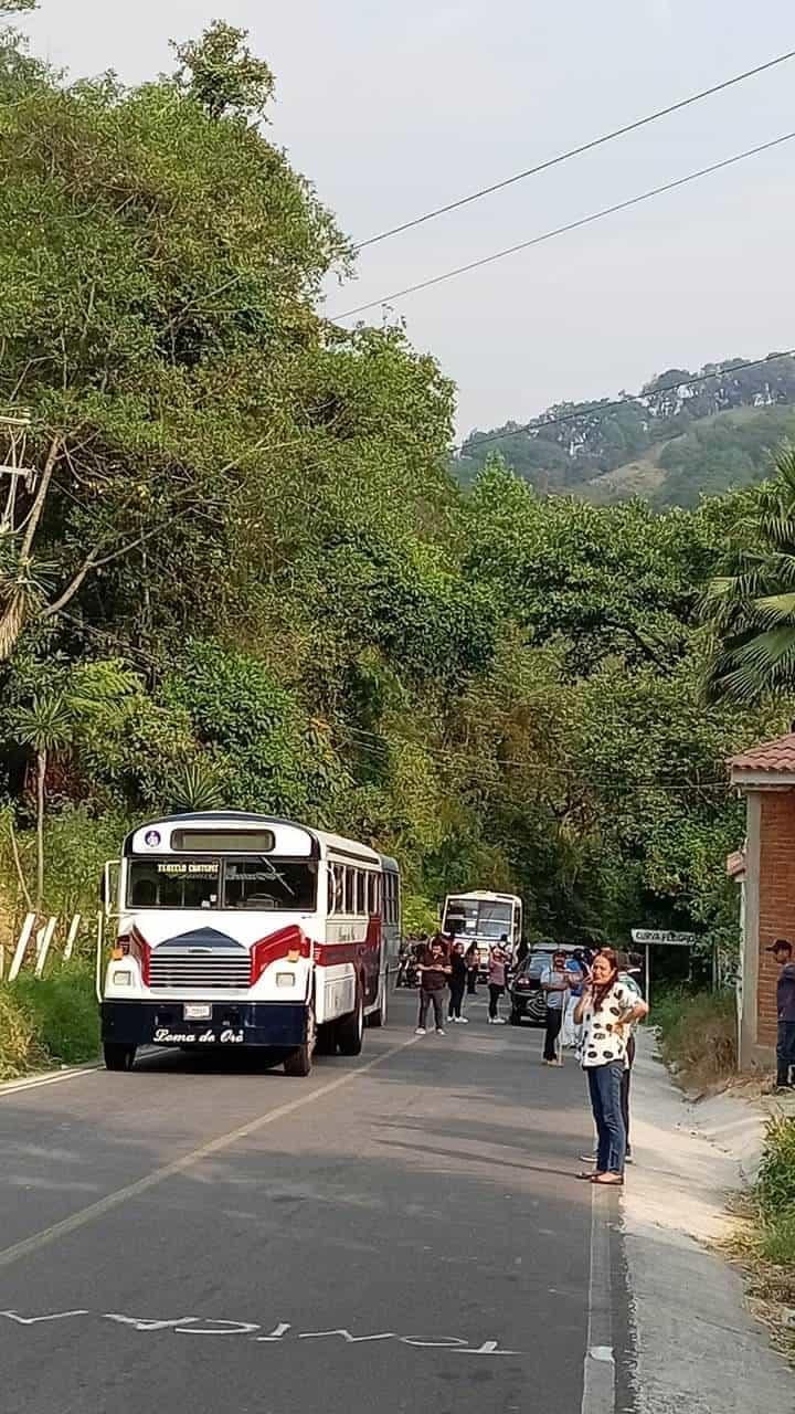 Suspenden servicio de transporte público por bloqueos en Coatepec