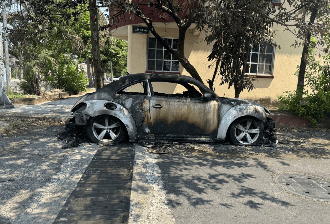 Vecinos alarmados por aparición de coche quemado en colonia Formando Hogar