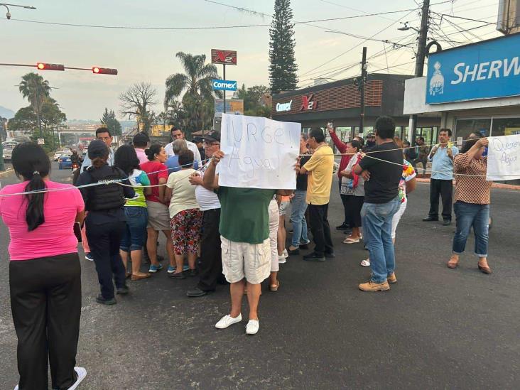 Cierran bulevar Xalapa-Banderilla; llevan 15 días sin agua en la 21 de Marzo