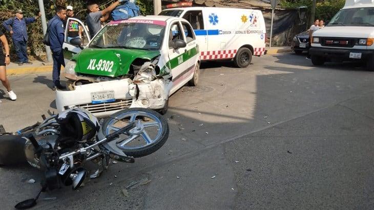 Se registra choque entre taxi y moto en Emiliano Zapata; hay un lesionados