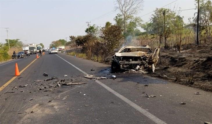 Aparatoso accidente deja tres heridos y dos unidades calcinadas en Tierra Blanca