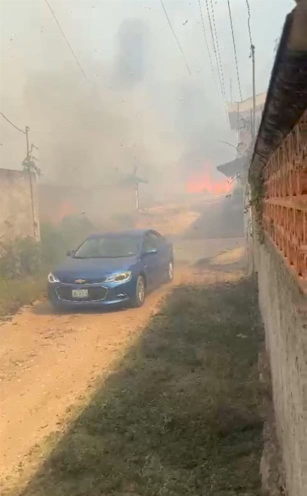 Familias evacúan sus casas en El Lencero por incendios de maleza