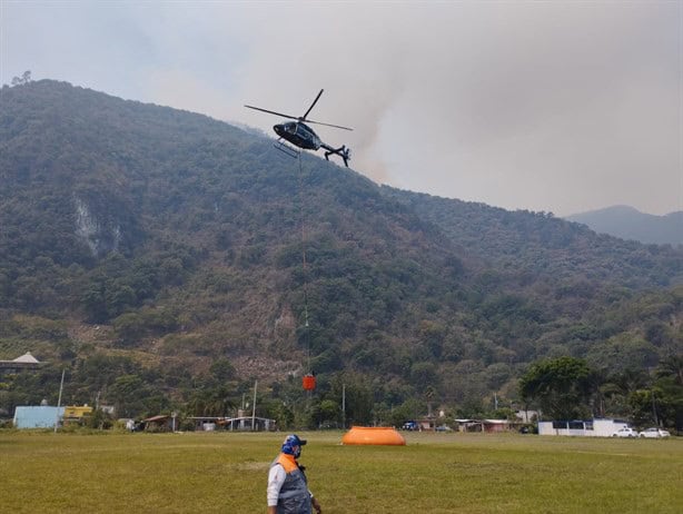 Combaten incendios forestales vía aérea en Huiloapan