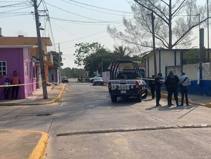 Presuntos asaltantes balean a comerciante frente a primaria de Cosoleacaque; roban un vehículo | VIDEO
