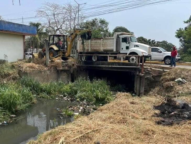 Realizan trabajos de limpieza y desazolve en arroyo Acotope en Minatitlán