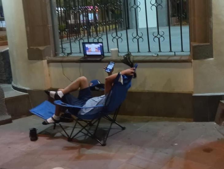 Se viraliza hombre haciendo camping en el kiosco de Acayucan, disfrutaba del Wi-fi gratis