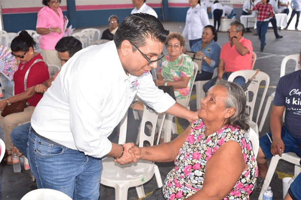 Alcalde de Úrsulo Galván entrega escrituras a familias