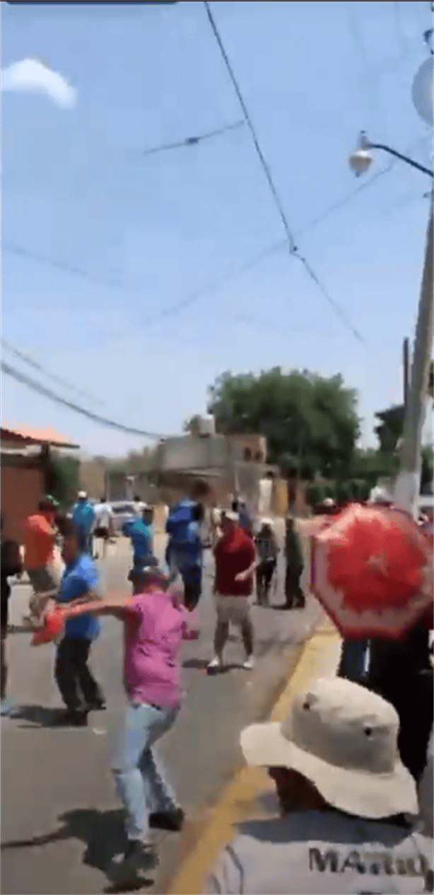 Fuerte enfrentamiento de maestros en Oaxaca deja lesionados y vehículos en llamas | VIDEO