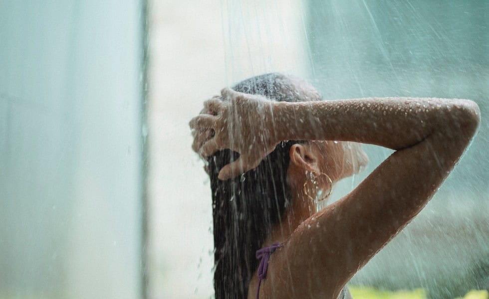 ¿Sabes cuántos litros de agua se gasta una persona para bañarse?